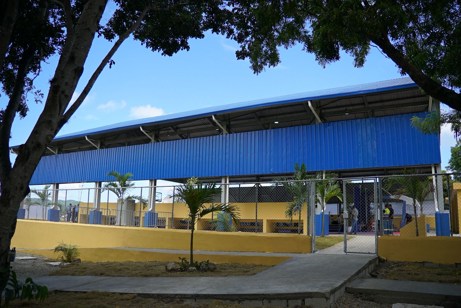 Abinader entrega techado deportivo-escolar para más de 900 estudiantes en Sabana Larga, San José de Ocoa, República Dominicana
