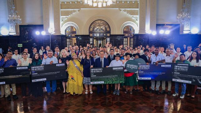 Presidente de Perú participó en premiación a emprendedores que preservan la naturaleza