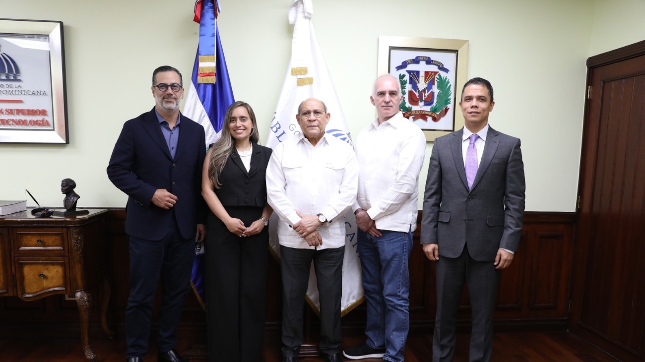 Mescyt y Arajet impulsan alianza para formar pilotos, mecánicos y tripulación aérea en República Dominicana