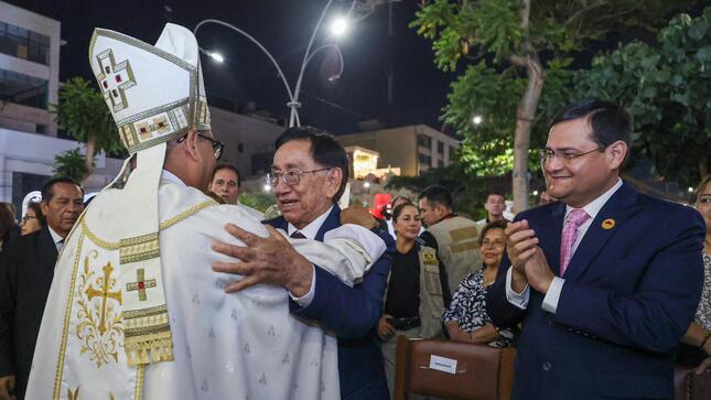 El presidente de la República peruana participó en la santa misa por el primer año de pontificado del papa León XIV