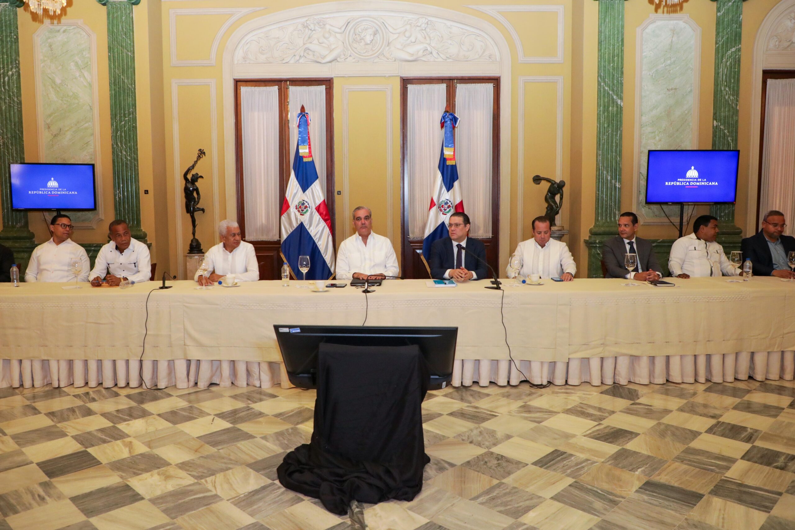 Gobierno de República Dominicana establece mesa permanente con transportistas para mitigar alza de combustibles y evitar aumentos en el pasaje