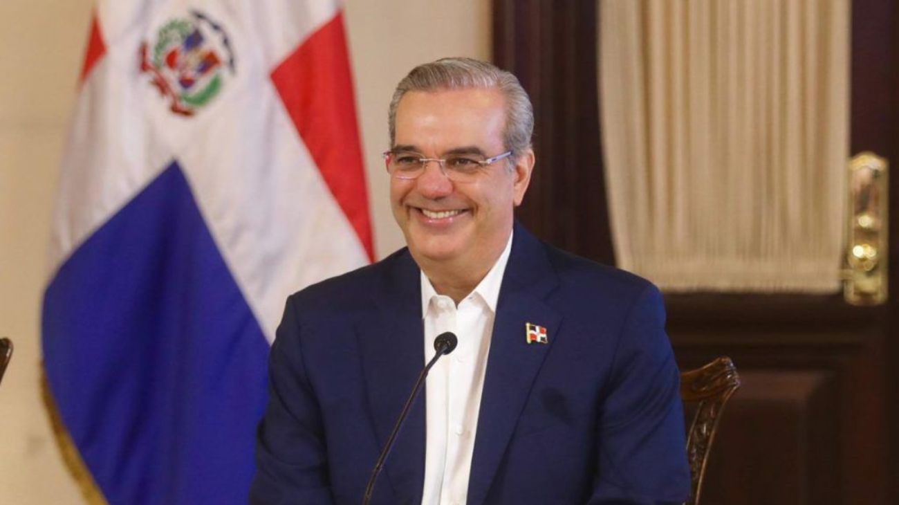 Abinader destina más de 5,3 millones de pesos de su salario de 2025 a fundaciones y proyectos sociales