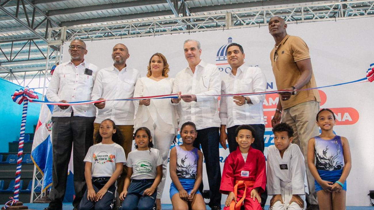 La Romana: presidente de la República dominicano inaugura pabellones deportivos para fortalecer el deporte y la recreación de la juventud