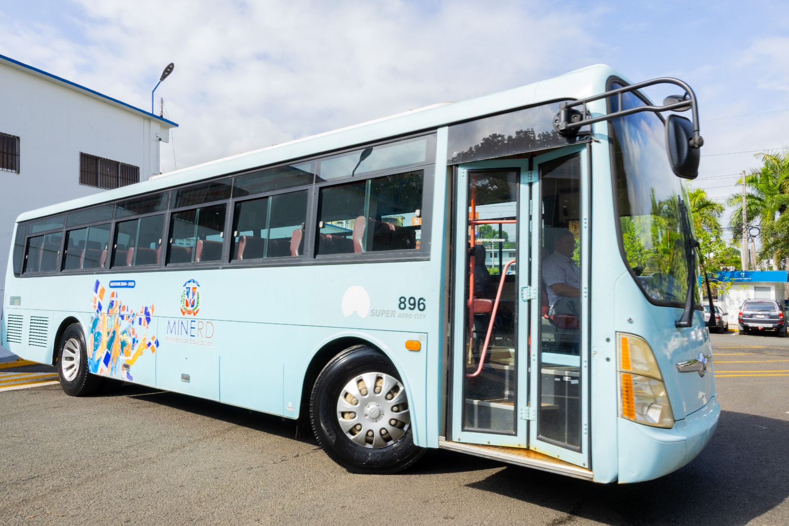 TRAE y OMSA entregan autobuses al ITSC para reforzar el transporte estudiantil