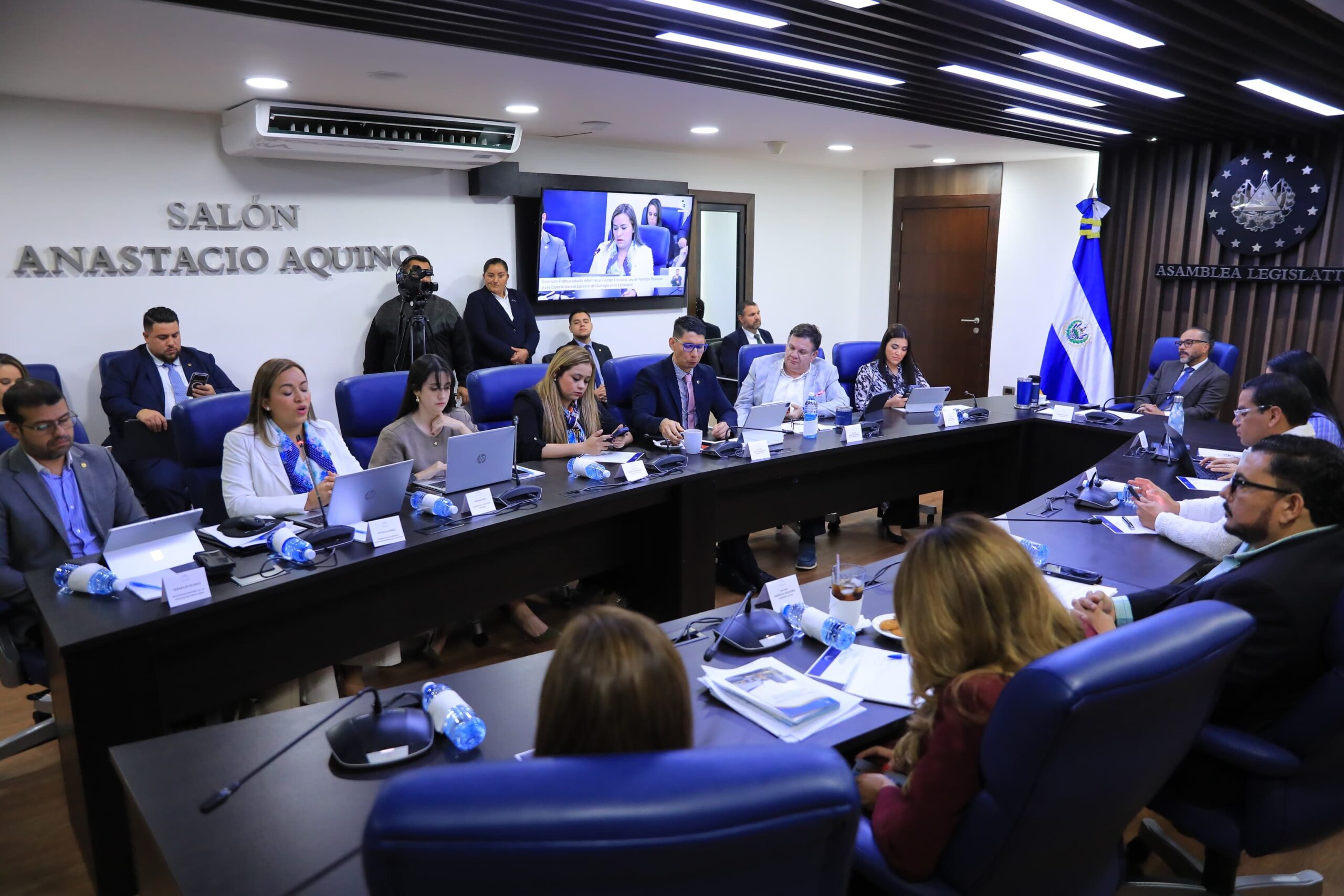 Dictamen a favor de reformas para crear circunscripción electoral de la diáspora