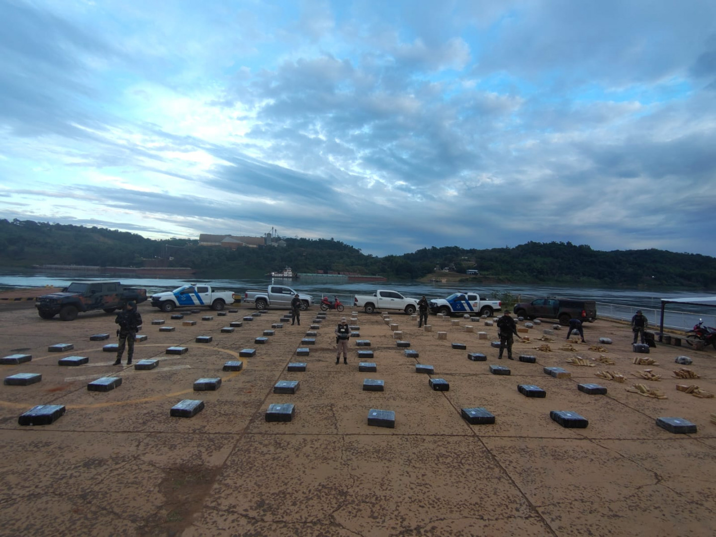 Prefectura secuestró más de tres toneladas de droga en Misiones, Argentina