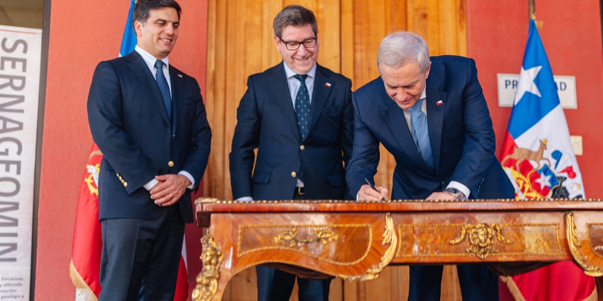 José Antonio Kast firma proyecto de ley que simplifica y aporta certeza al régimen de patentes mineras