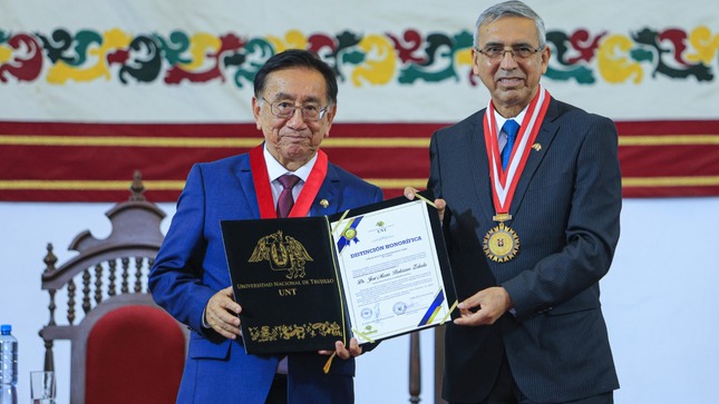 El presidente de la República peruana recibió la condecoración de la Universidad Nacional de Trujillo