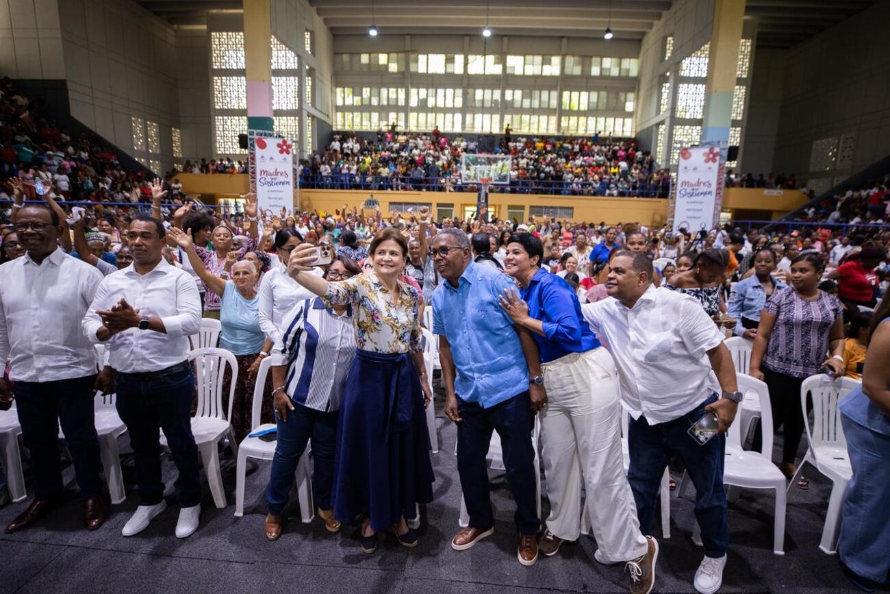 Vicepresidenta Raquel Peña comparte con miles de madres en Barahona, República Dominicana durante jornada “Madres que Sostienen”