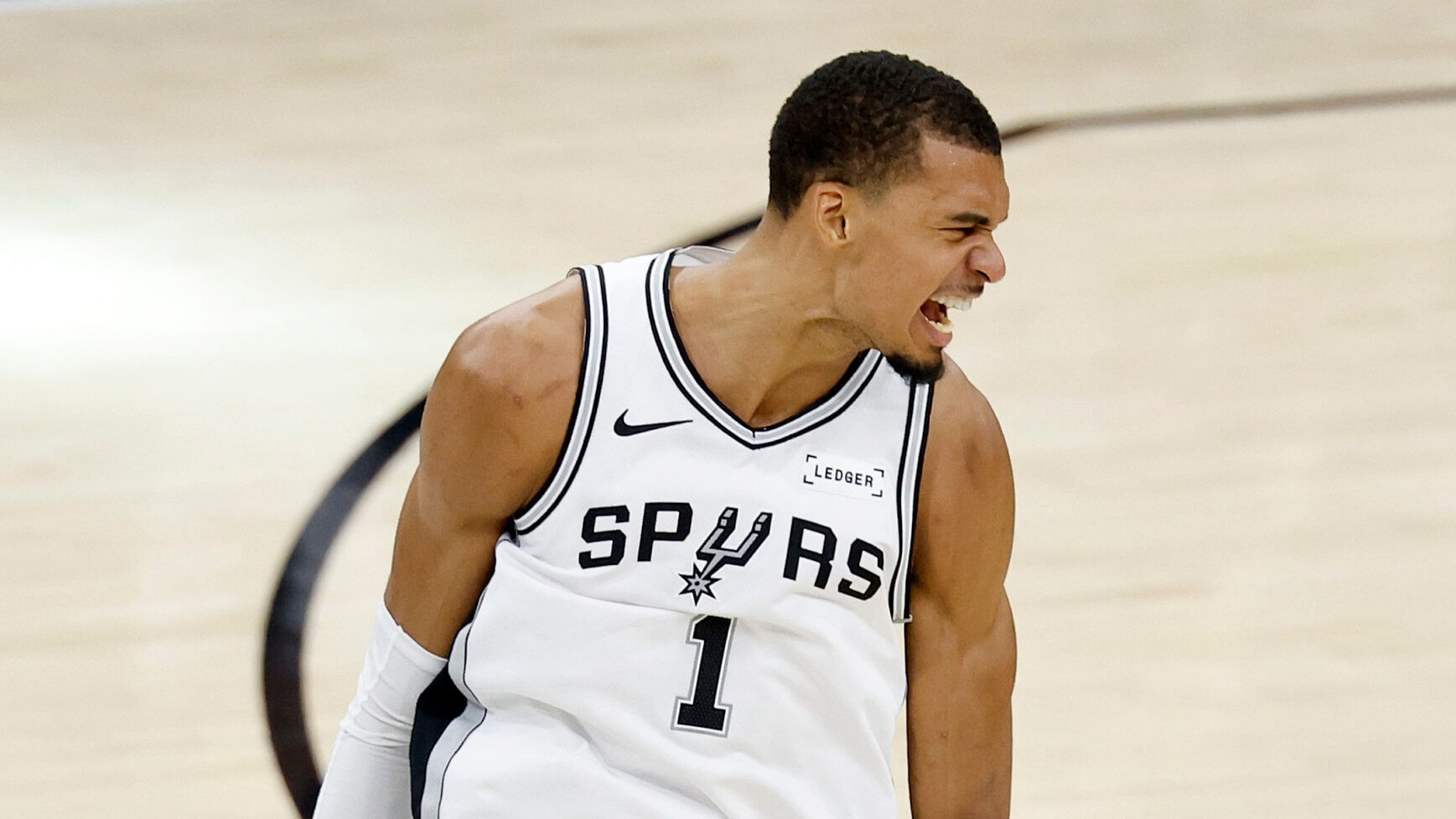 Spurs derrotan a Thunder y empatan la serie 2-2