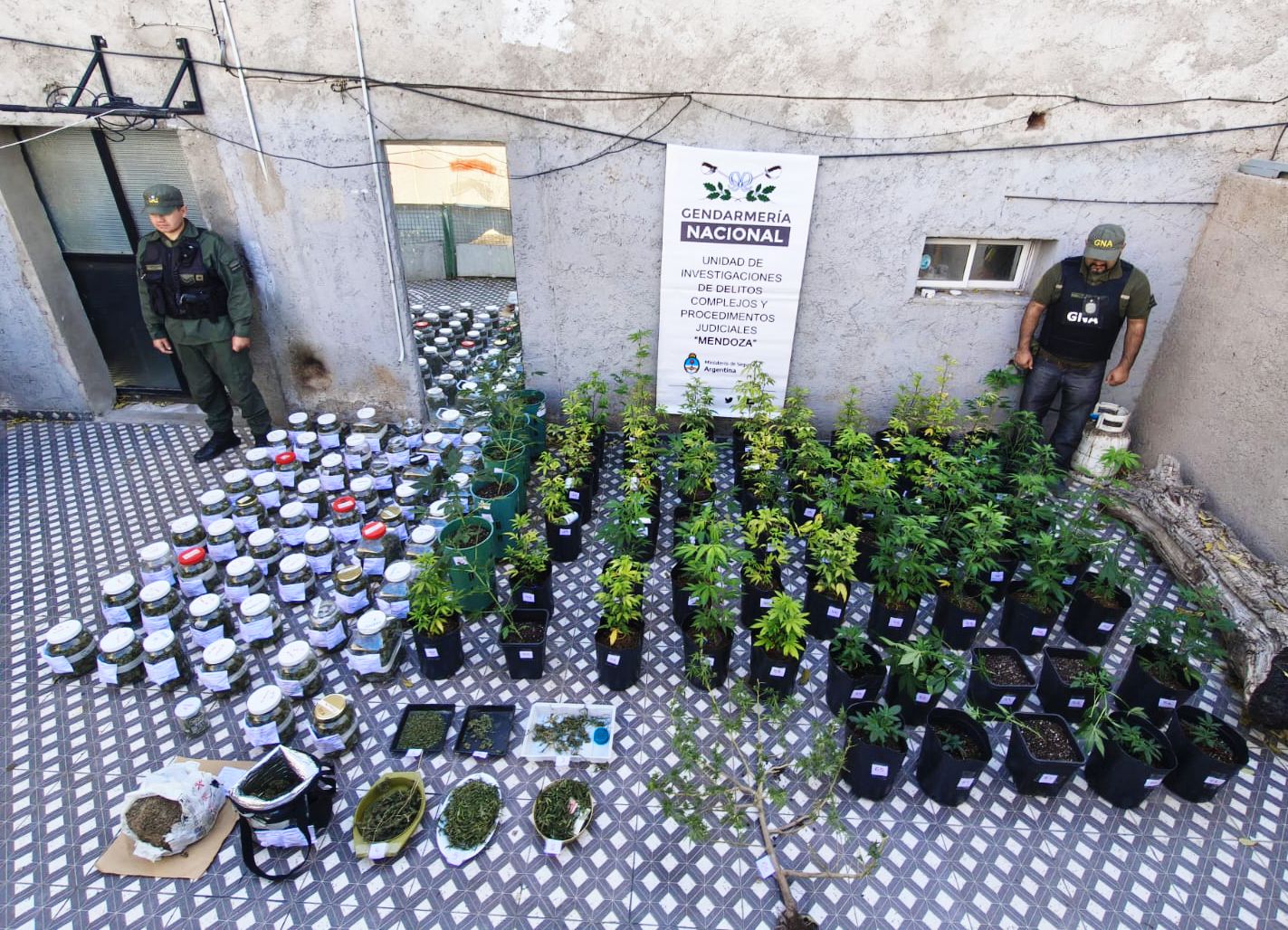 Mendoza: Investigan, allanan y desarticulan una organización transnacional dedicada al tráfico de personas y armas