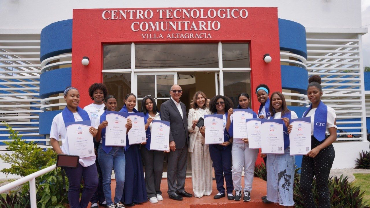 Dominicana: CTC celebra “Día de las Niñas en las TIC” y certifica a 100 jóvenes en Villa Altagracia