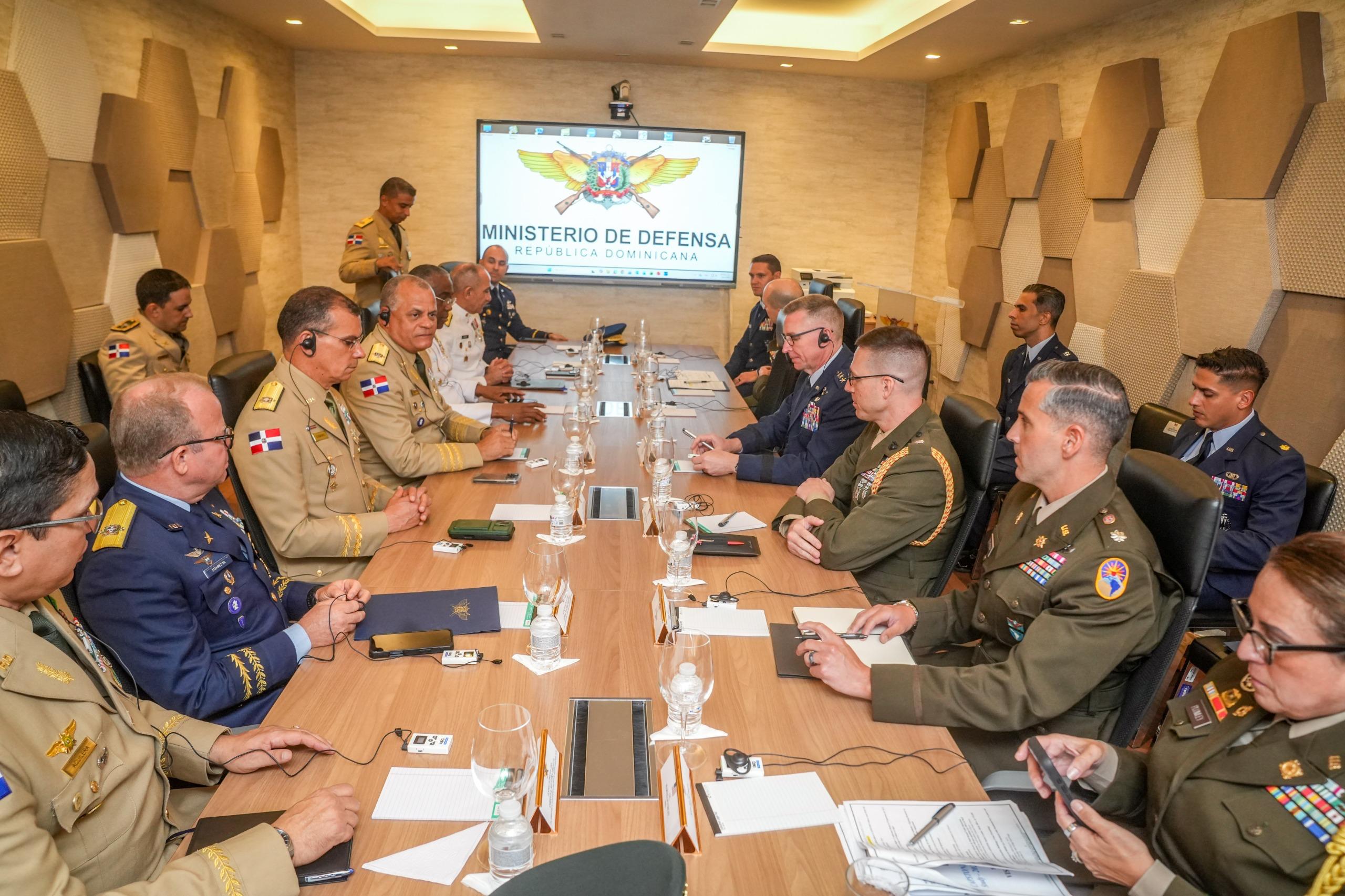 Ministro de Defensa recibe a delegación del Comando Sur de Estados Unidos para fortalecer la cooperación estratégica bilateral
