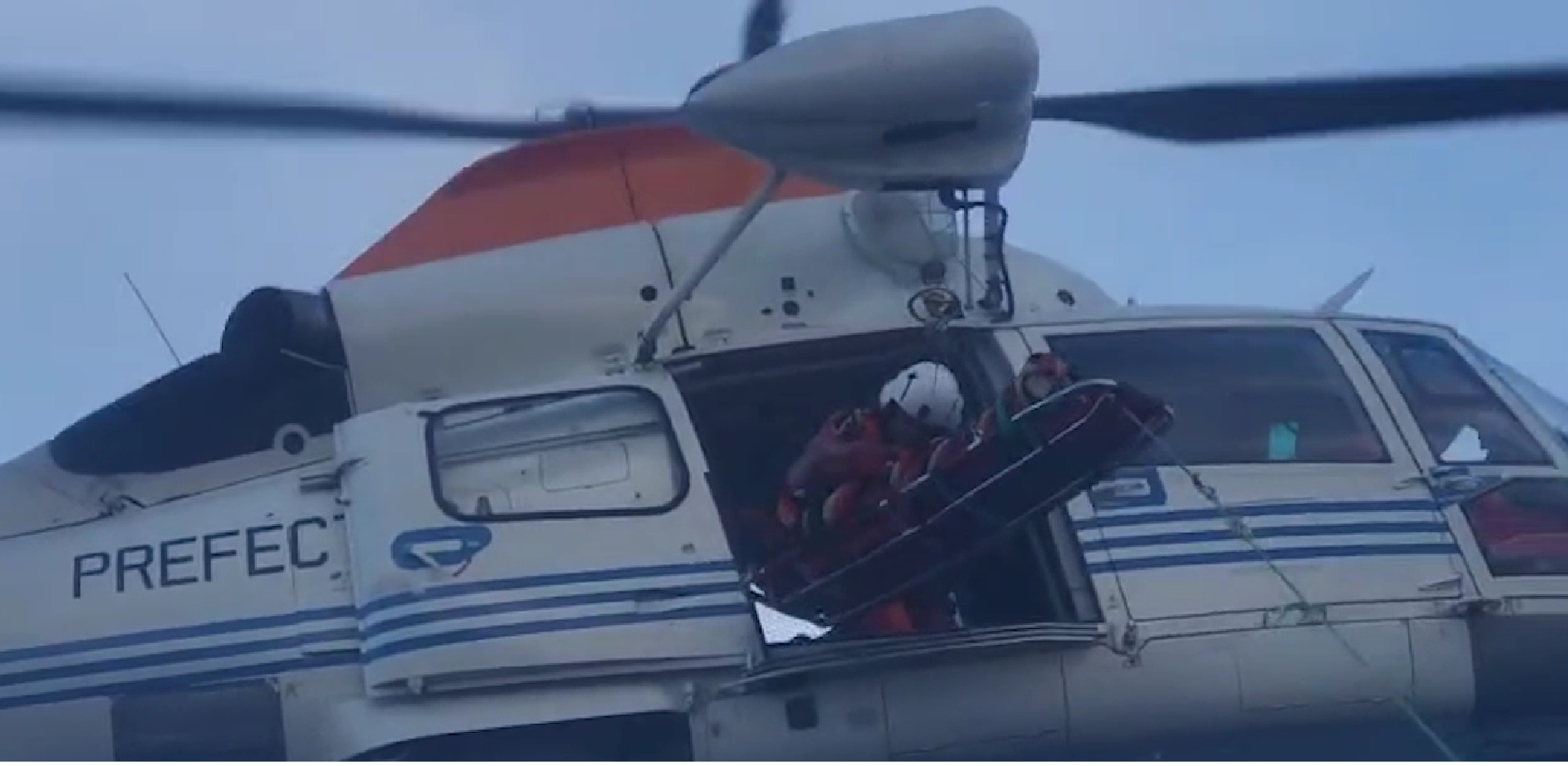 Prefectura realizó una aeroevacuación de emergencia a más de 180 millas de la costa