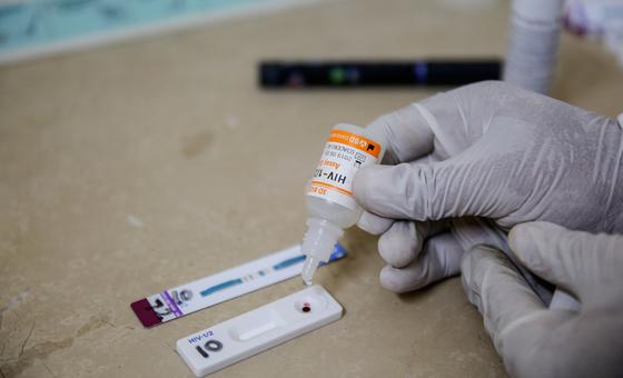 VIH: los recortes presupuestarios amenazan años de avances contra el sida