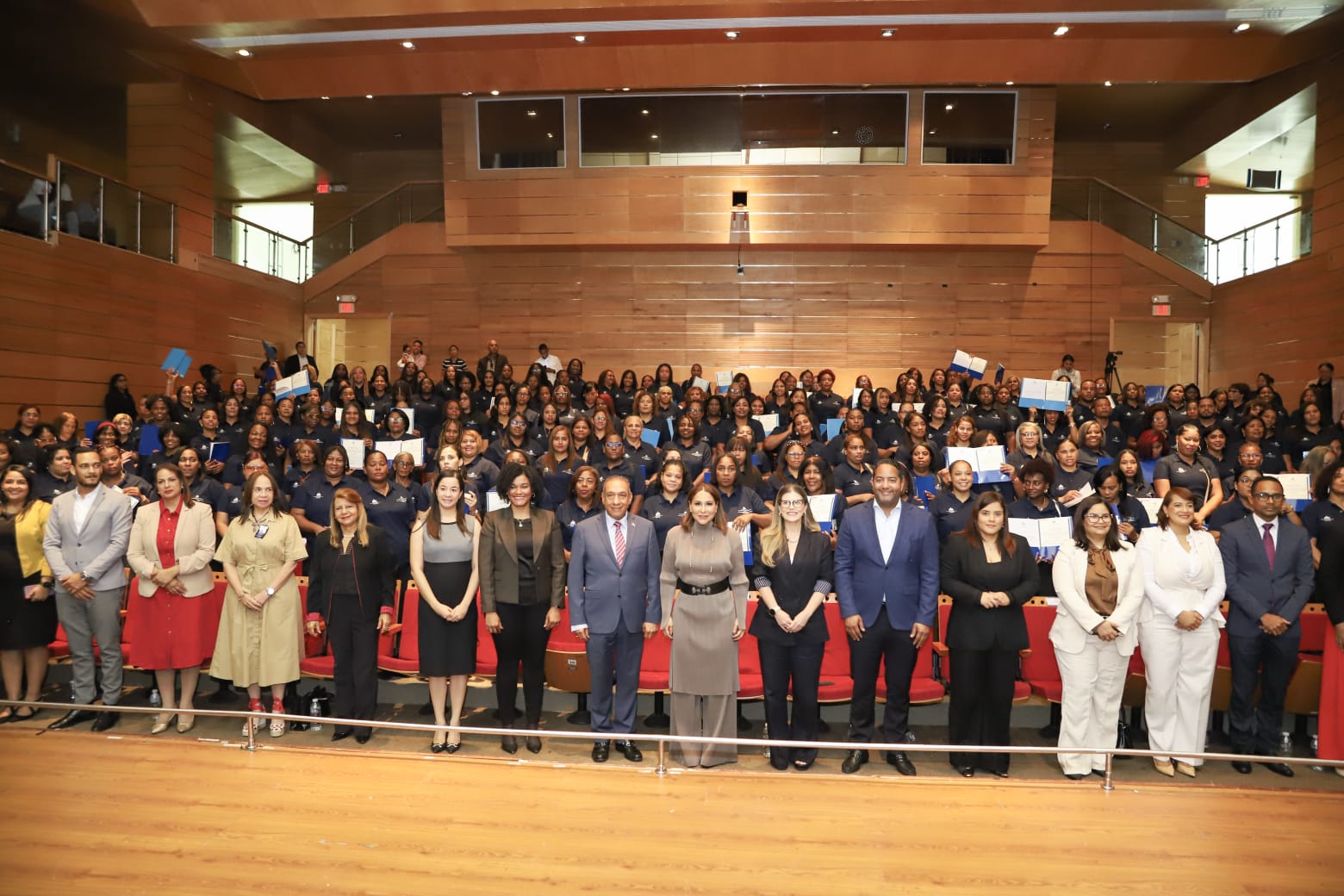 Supérate y Conape gradúan a más de 200 personas cuidadoras de adultos mayores en Gran Santo Domingo, República Dominicana