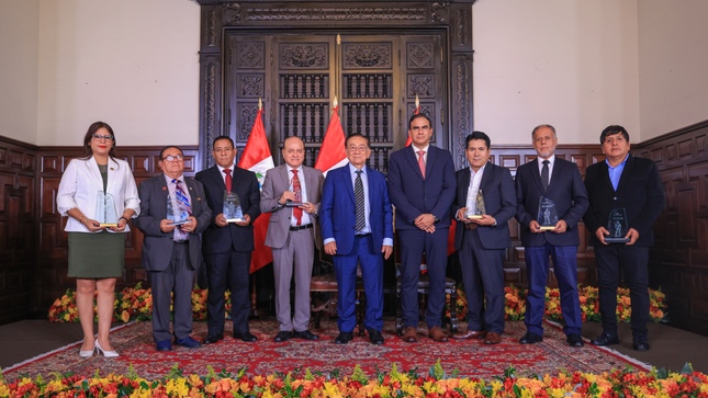 Balcázar lidera ceremonia de reconocimiento por buenas prácticas sindicales