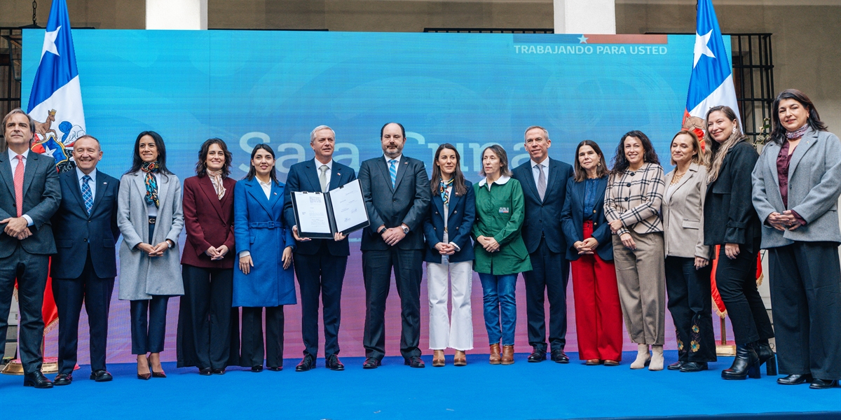 José Antonio Kast firma indicaciones al proyecto de Sala Cuna Universal para ampliar el acceso al beneficio José Antonio Kast firma indicaciones al proyecto de Sala Cuna Universal para ampliar el acceso al beneficio