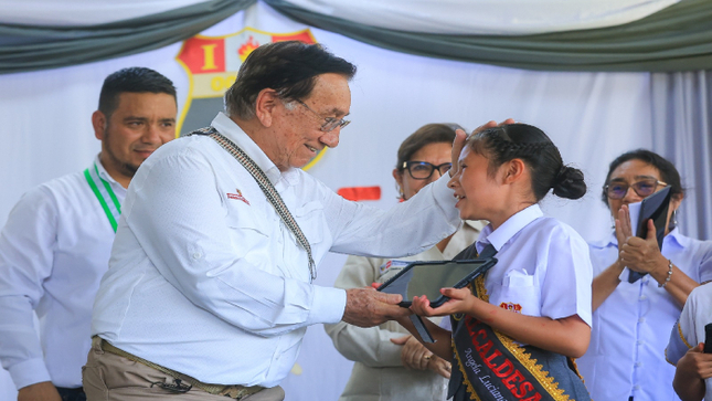 Presidente Balcázar lidera entrega de tabletas en San Martín, Perú