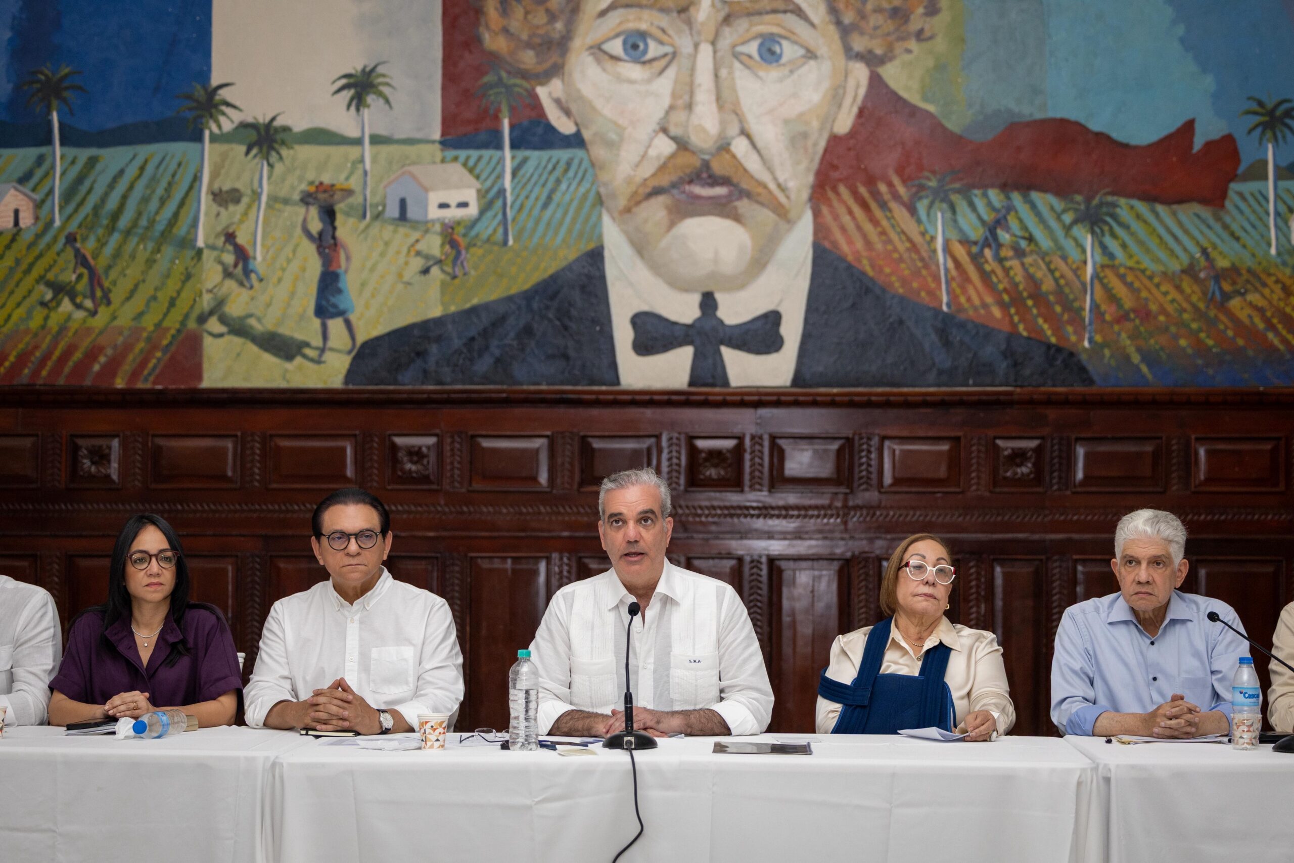 Presidente Abinader se reúne con líderes comunitarios y evalúa avances de obras clave en Santiago, República Dominicana