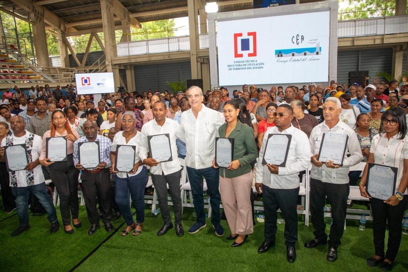 Presidente Abinader entrega 1,099 títulos de propiedad a más de 4,000 personas de Villa Linda, Palmarejo y Pantoja, República Dominicana