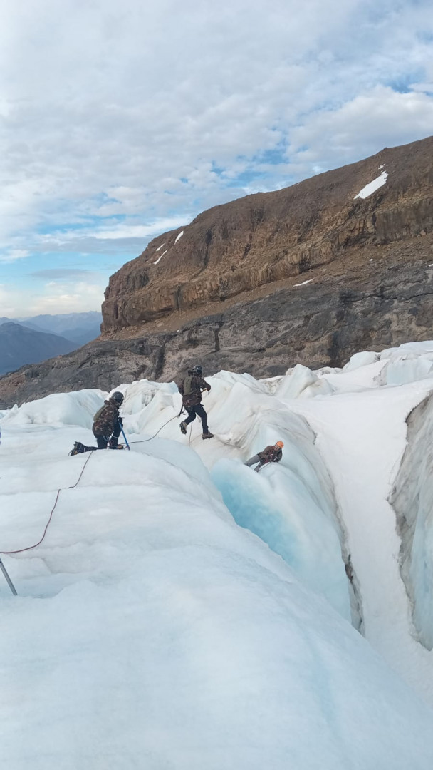 Efectivos de Gendarmería Nacional capacitaron a cursantes de la Agrupación Albatros de la Prefectura Naval Argentina en técnicas básicas de montaña