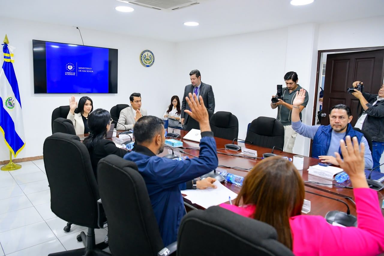 Comisión de Hacienda a favor de suscripción de préstamo con Kuwait para proyecto de planta solar en San Matías, El Salvador