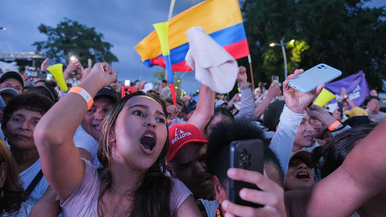 Petro pide no bajar las banderas de la vida y la libertad