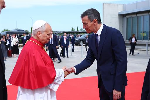 Asiste a la llegada del papa León XIV a Madrid, España