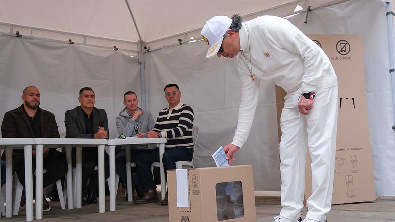 Petro reitera controles sobre celulares en cubículos de votación e informa que se pidió a empresas de transporte público garantizar operación durante elecciones