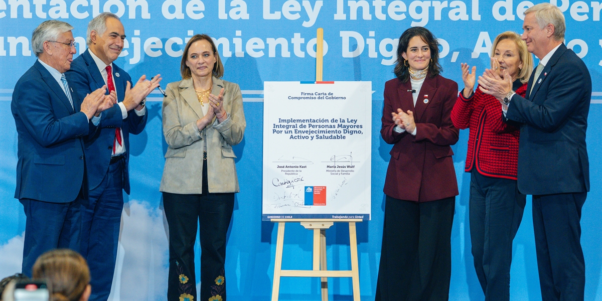 José Antonio Kast encabeza firma de Carta de Compromiso para la implementación de la Ley Integral de Personas Mayores José Antonio Kast encabeza firma de Carta de Compromiso para la implementación de la Ley Integral de Personas Mayores