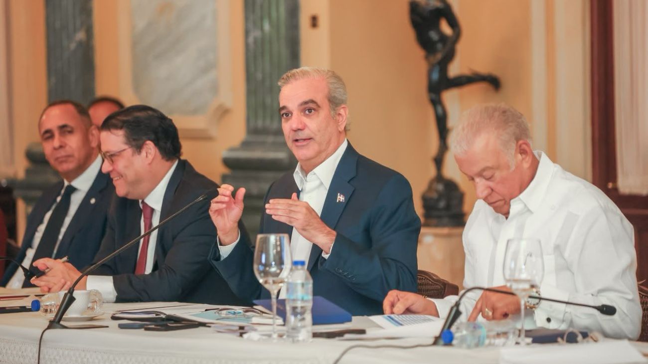 Abinader afirma que la cooperación con sectores productivos fortalece la estabilidad y protege a la población de efectos externos