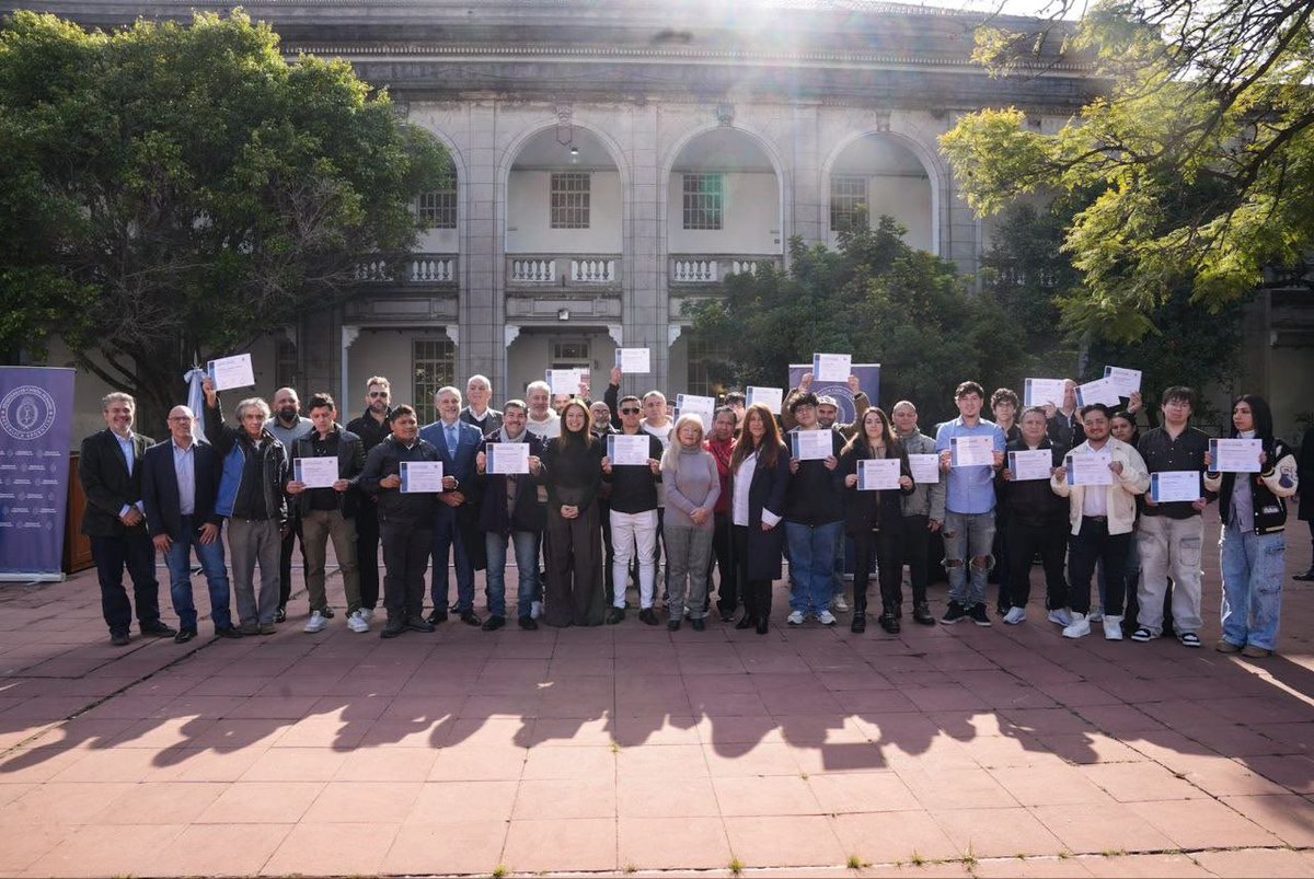 Entrega de certificados a nuevos egresados del Centro de Formación