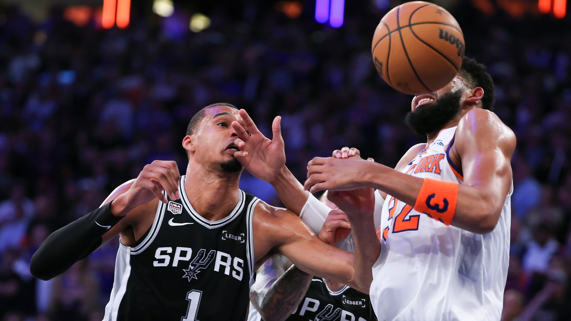 Rotaciones defensivas de los Spurs obligan a los Knicks a agotar el reloj de tiro