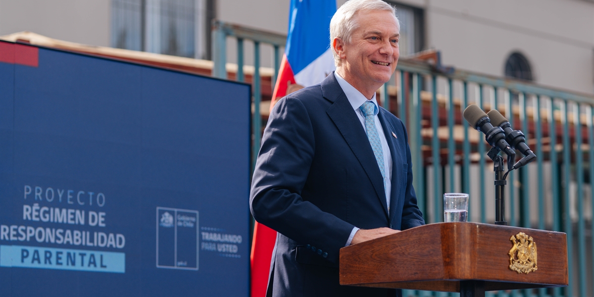 José Antonio Kast firma proyecto de ley sobre responsabilidad parental José Antonio Kast firma proyecto de ley sobre responsabilidad parental
