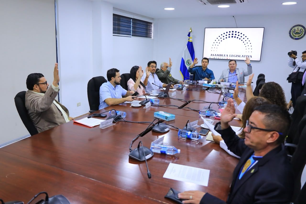Comisión respalda refuerzo presupuestario para fortalecer programas y servicios públicos