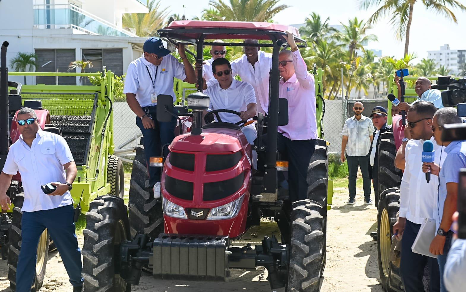 Ministro David Collado entrega 42 equipos a ayuntamientos con vocación turística para recolección de desechos