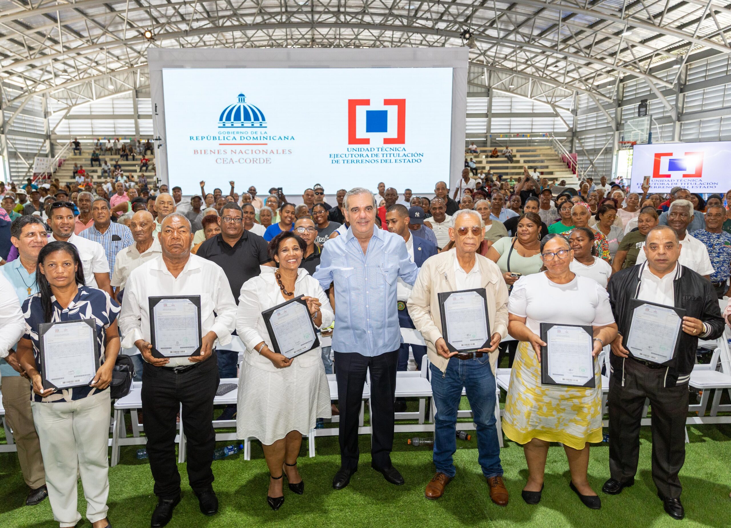 Abinader entrega 2,322 títulos de propiedad en Domingo Savio, República Dominicana