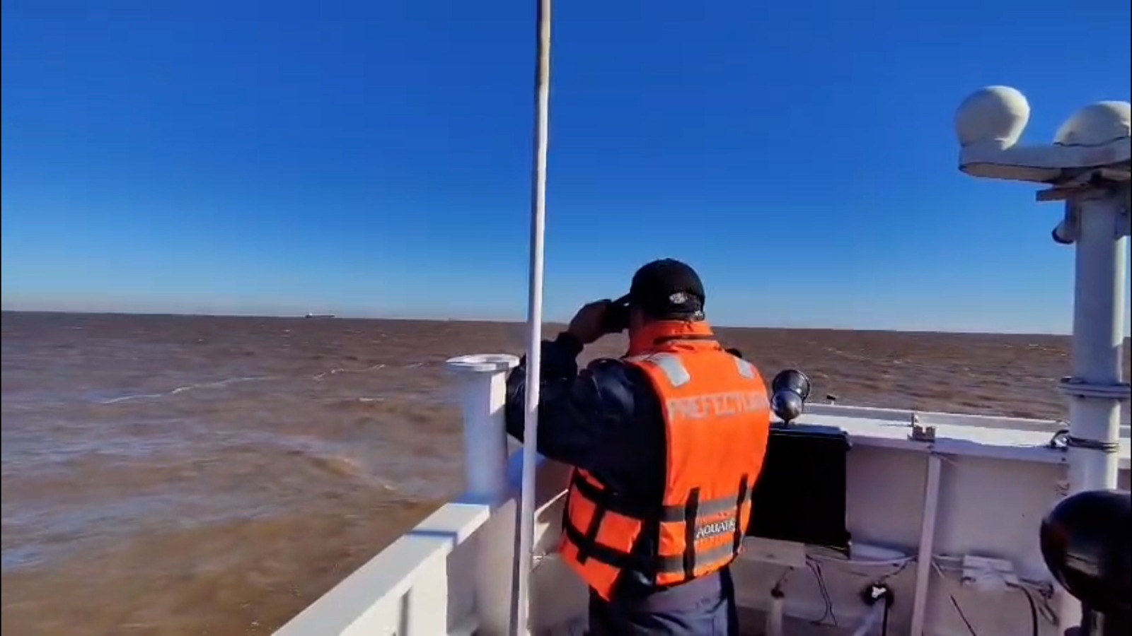 Prefectura busca una embarcación con cinco tripulantes en el Río de la Plata