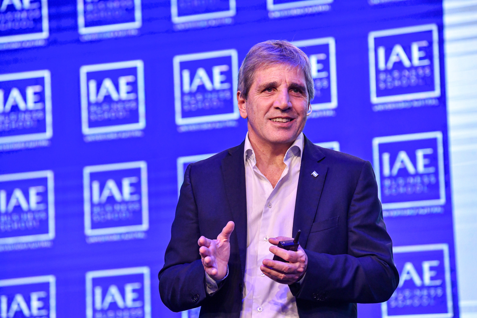 Luis Caputo afirma que la economía comenzó a recuperarse y que cayeron la inflación, la pobreza y subieron las exportaciones