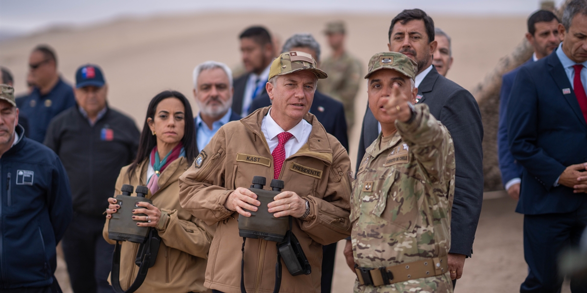 Presidente Kast visita paso fronterizo Chacalluta, en Arica, Chile, y anuncia dos proyectos de ley para combatir la migración irregular Presidente Kast visita paso fronterizo Chacalluta, en Arica, Chile, y anuncia dos proyectos de ley para combatir la migración irregular