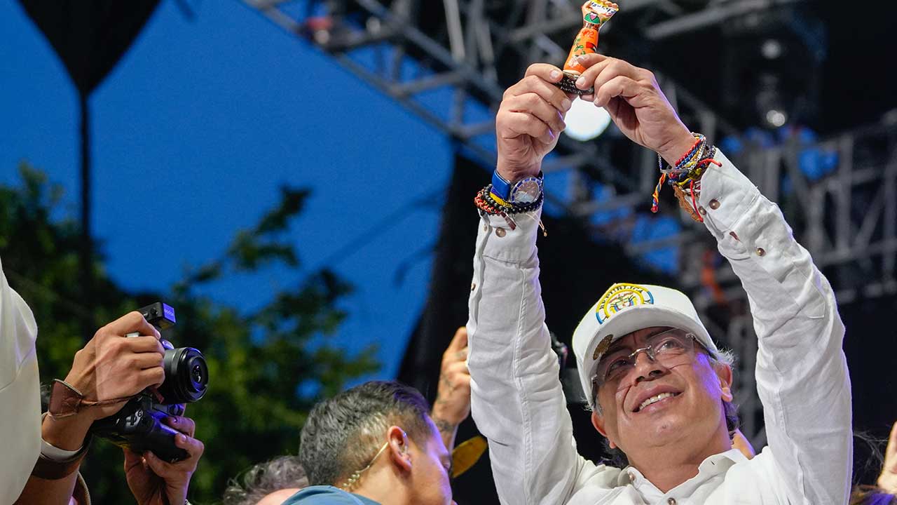 Petro advierte que la contratación por horas pondría en riesgo el salario mínimo vital