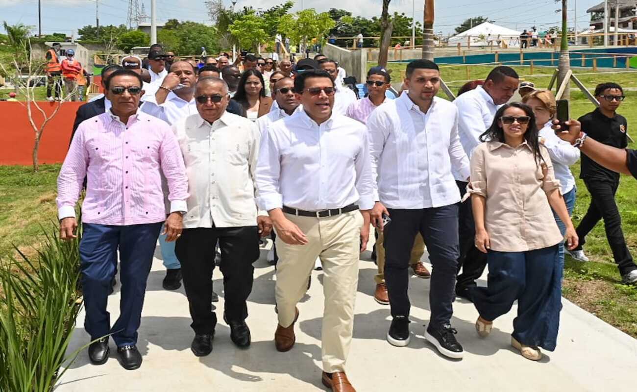 Ministro David Collado supervisa construcción de obra en Bajos de Haina, República Dominicana