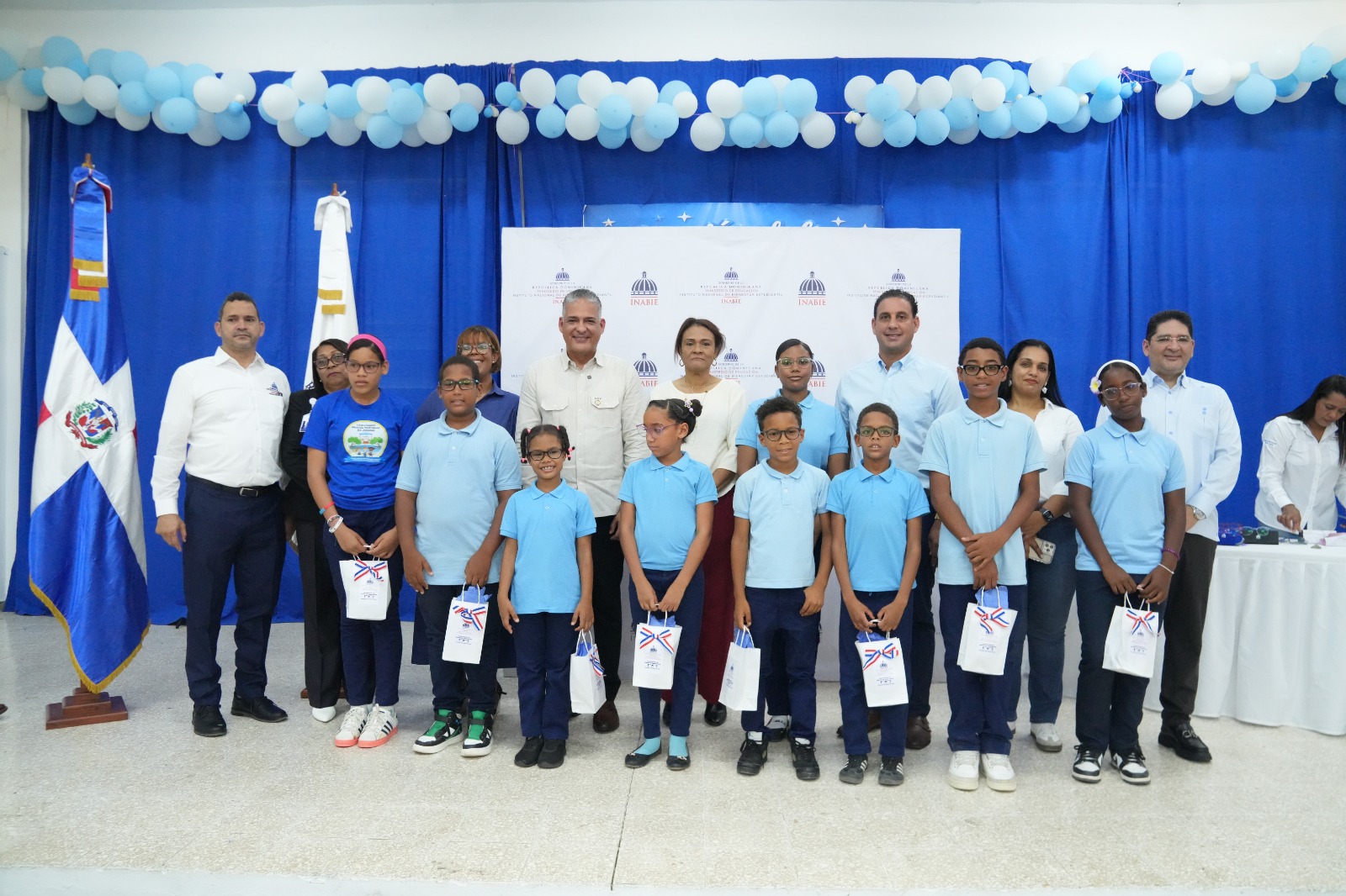 INABIE mejora la salud visual de 81 estudiantes de Samaná, República Dominicana con entrega de lentes correctivos