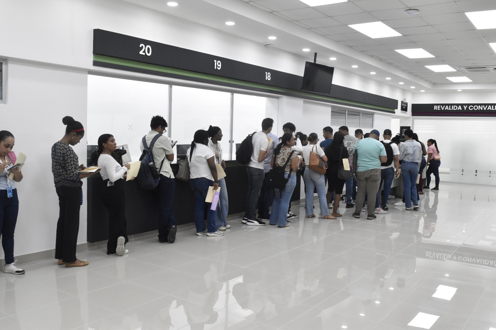 Mescyt garantiza continuidad de becas a 886 estudiantes de la UASD tras actualización de expedientes
