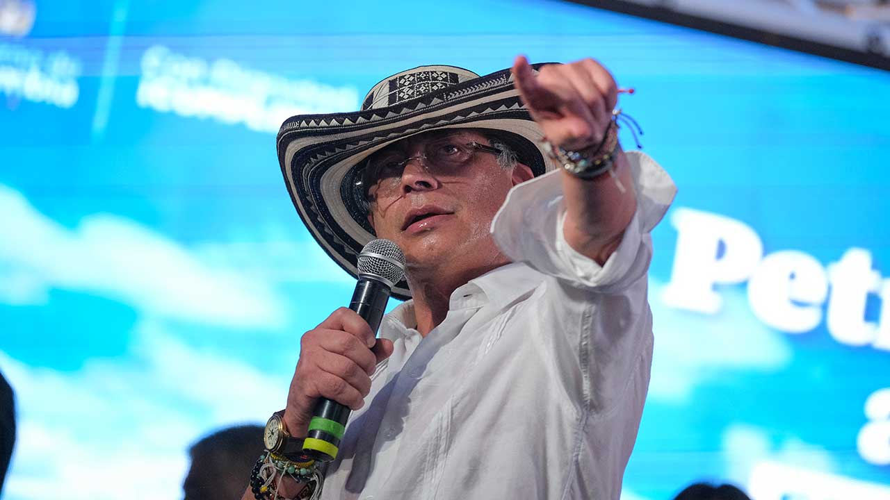Petro ordena agilizar entrega de 600 mil hectáreas de tierras a campesinos