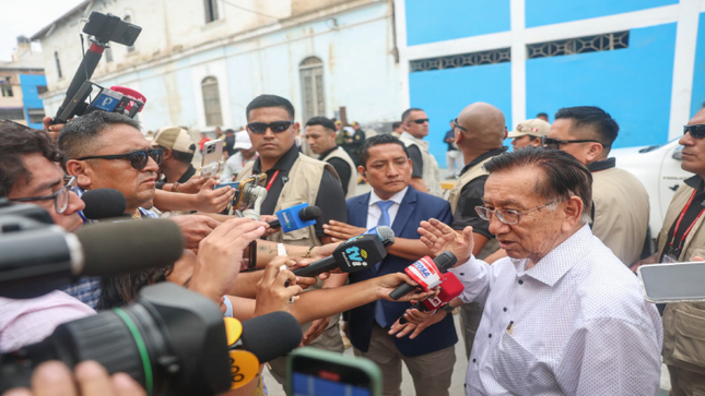 José María Balcázar emite su voto y exhorta a candidatos a aceptar resultados oficiales