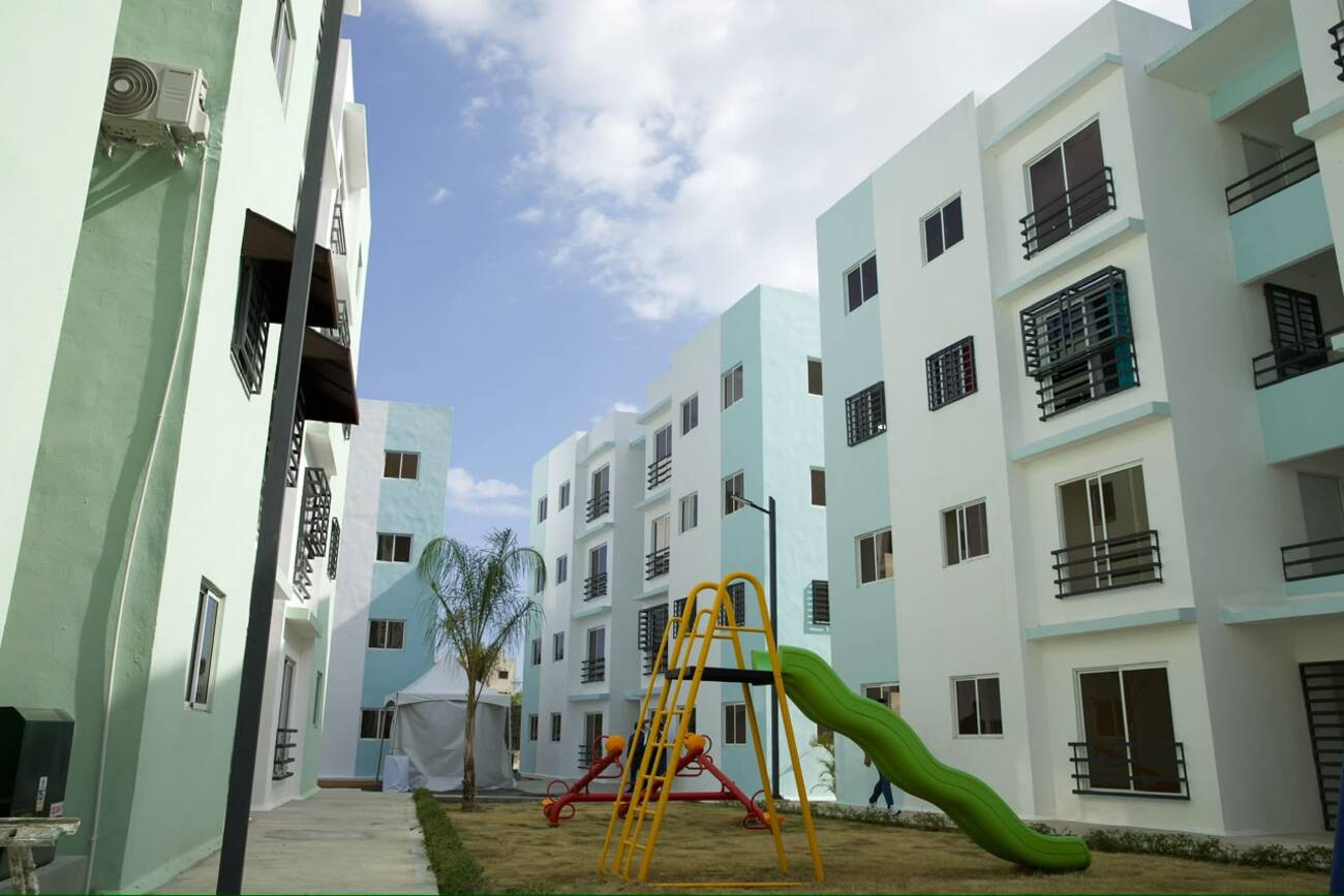 Presidente Abinader, de República Dominicana, entrega 112 apartamentos en Boca Chica, República Dominicana