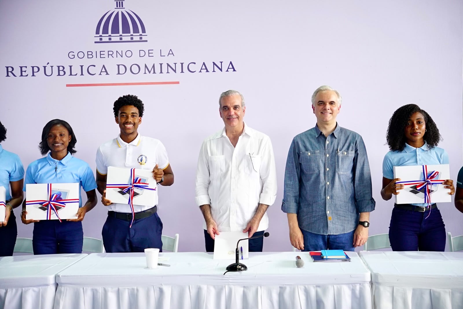 Presidente Abinader escucha inquietudes de estudiantes de Samaná, República Dominicana y anuncia acciones para fortalecer la educación en la provincia
