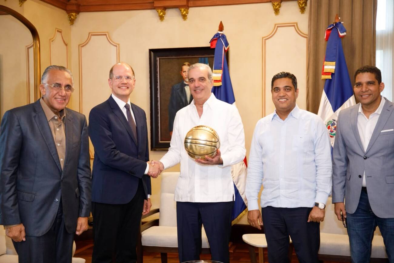 Presidente Luis Abinader recibe a ejecutivos de la FIBA en el Palacio Nacional